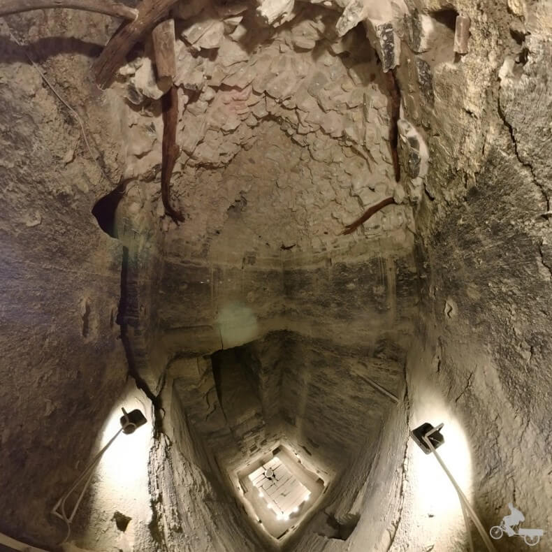 Interior de la pirámide escalonada