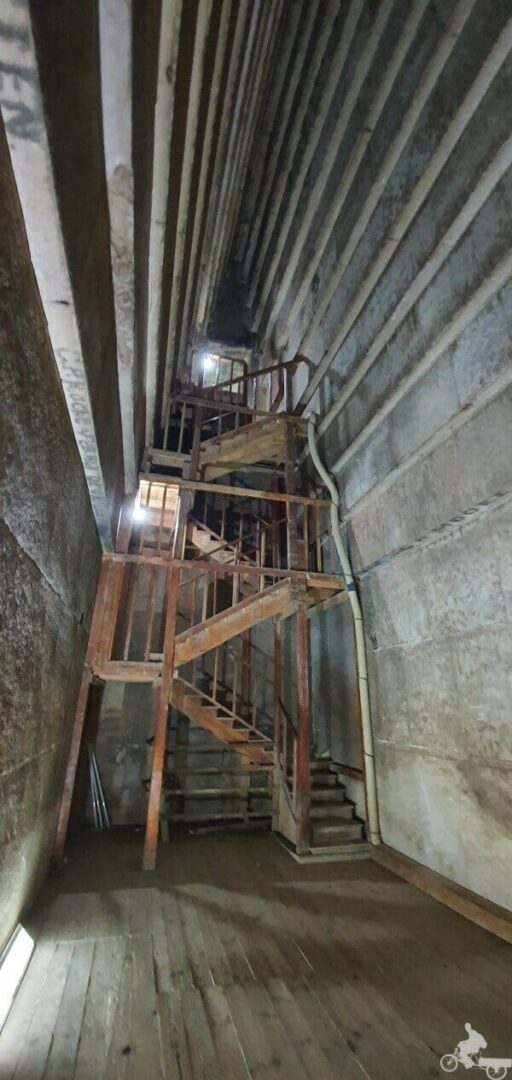 escaleras del interior de la Pirámide Roja