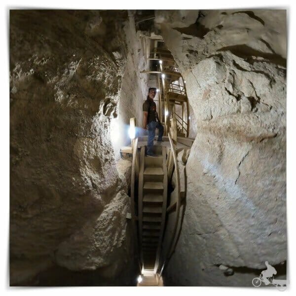 primera escalera interior de la pirámide combada