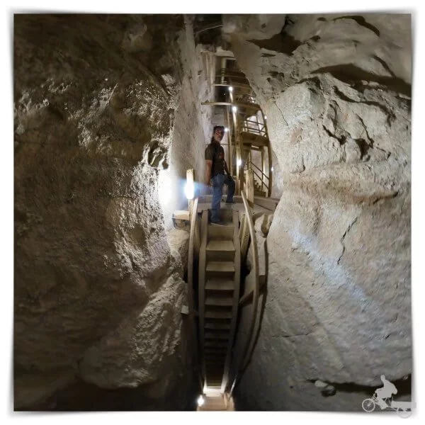 primera escalera interior de la pirámide combada