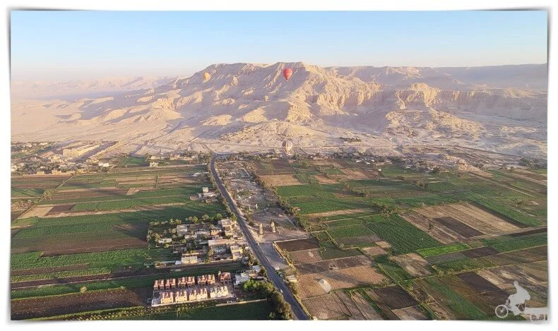 templo de Amenhotep III de los colosos de Memnón desde el globo