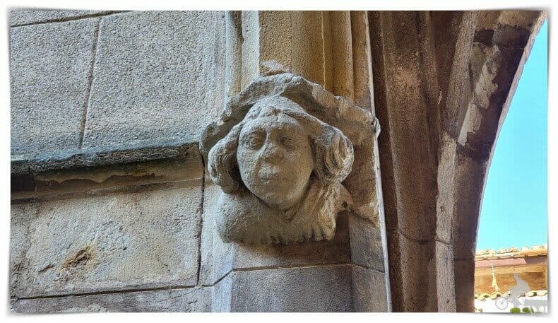 Escultura de Cristóbal Colón claustro de San Jerónimo de Murtra