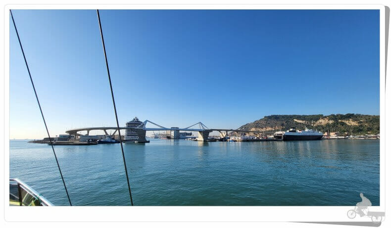puerto de cruceros y montaña de Montjuïc