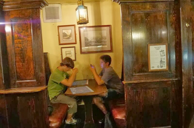 planeando la ruta de los gromits en el interior del pub King William de Bristol