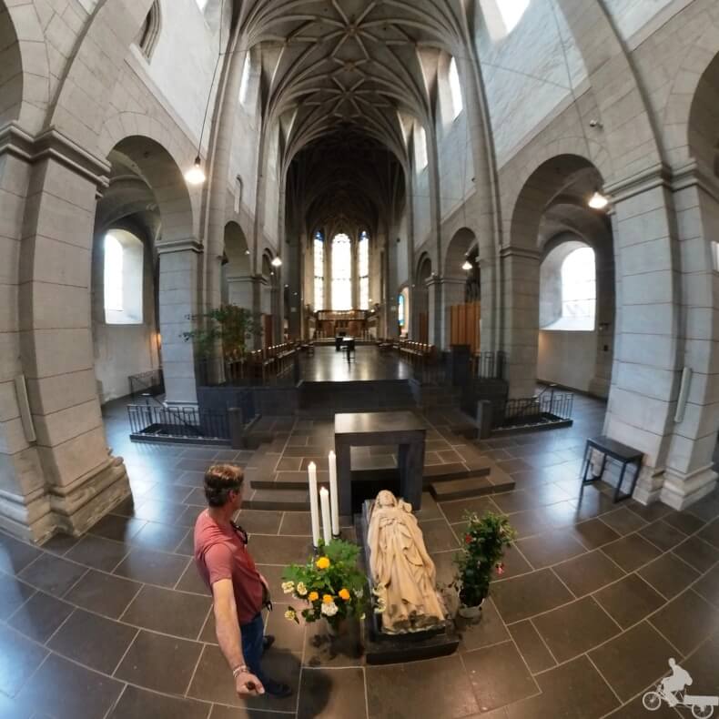 tumba de San Matías en la nave principal