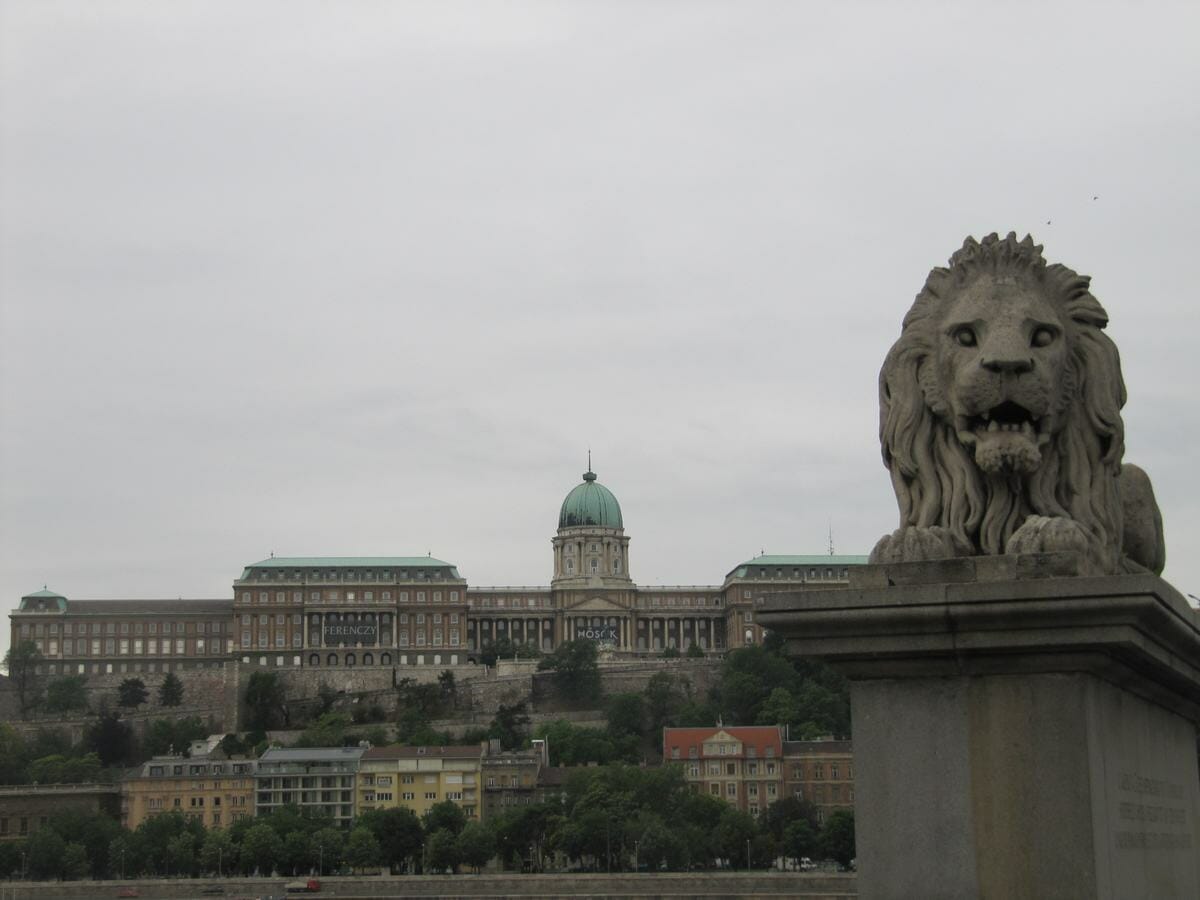 Palacio Real sobre la colina del Castillo Budapest