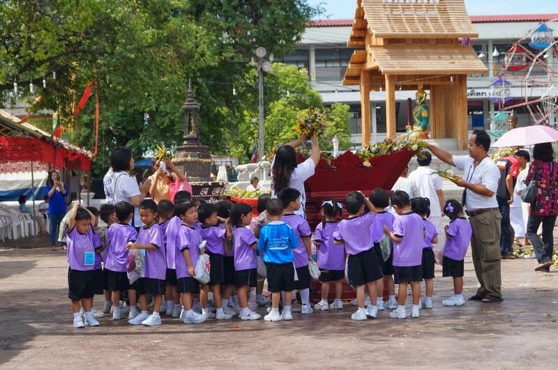 visita de niños a templo 