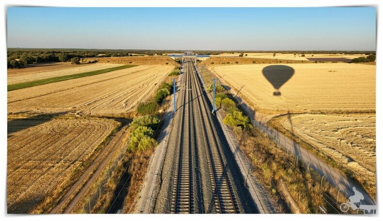 globo sobrevolando linea de tren de AVE
