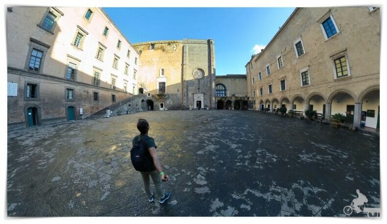 patio armas castel nuovo