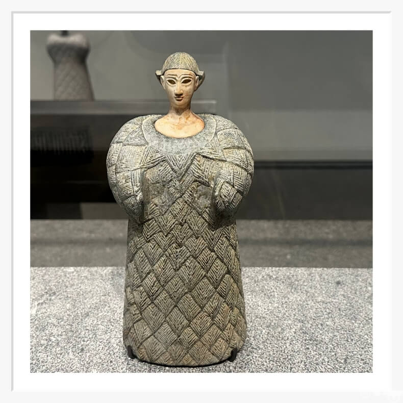 Mujer vestida con una prenda de lana