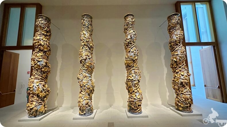 Columnas salomónicas en la entrada a la planta de los Austrias de la galeria colecciones reales