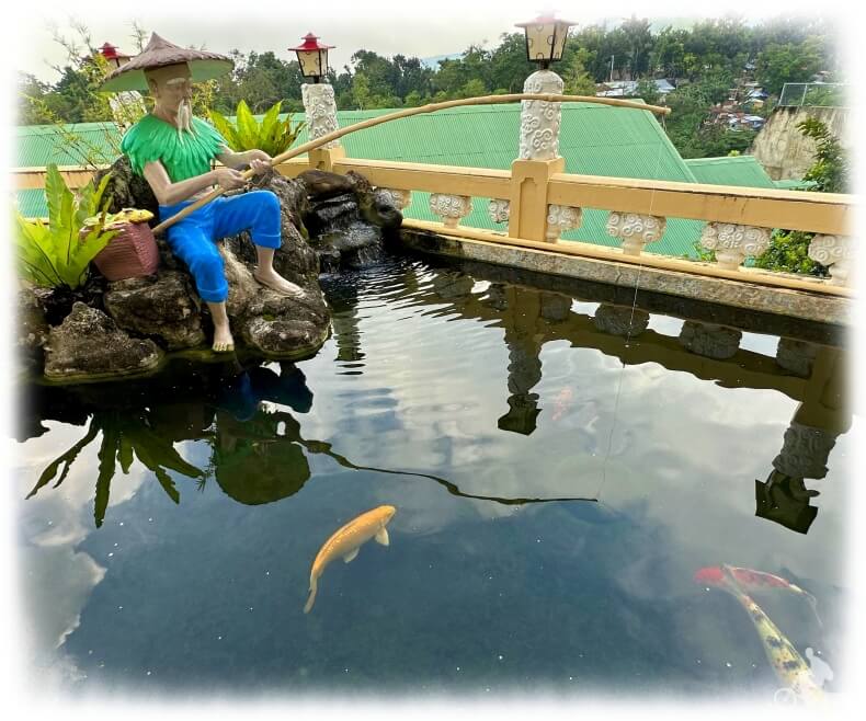 pescador chino estanque estatua
