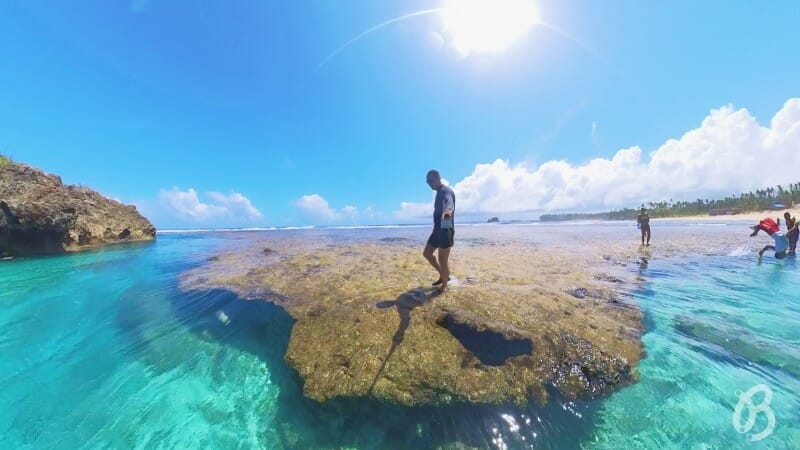 paseando por piscina natural siargao
