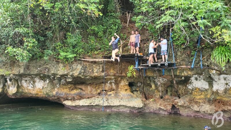 saltar al agua desde altura