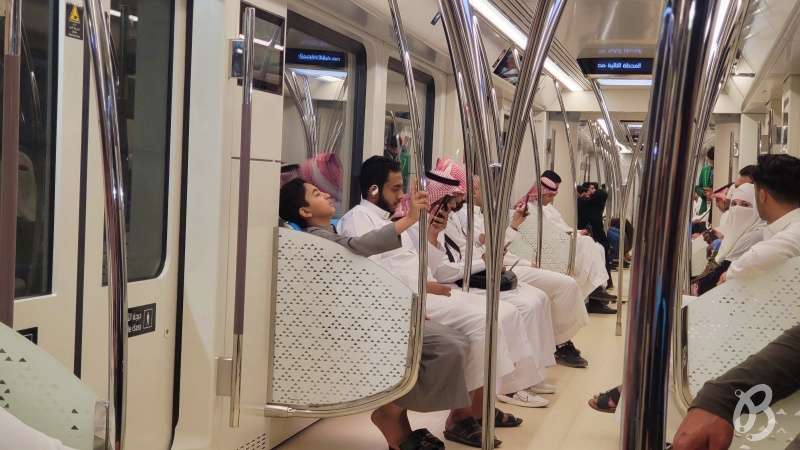 Árabes, viajando en el metro de Arabia Saudí
