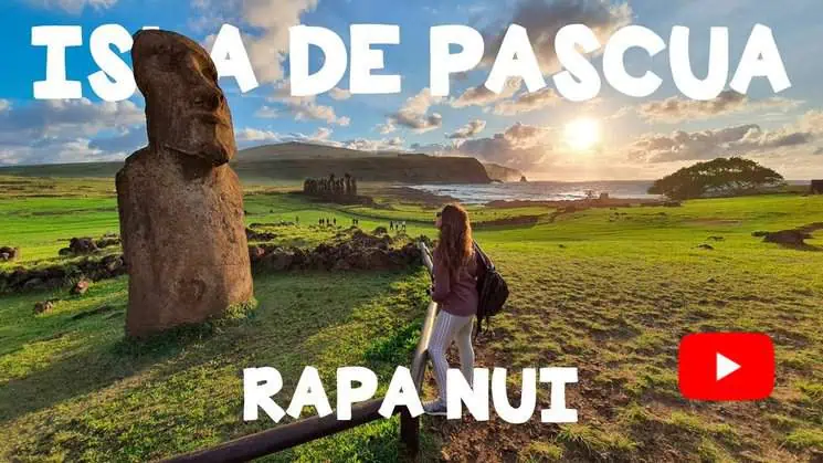 mujer mirando el moai viajero en Isla de Pascua