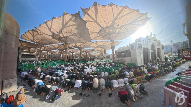 sombrillas retractiles de la mezquita del profeta en Medina, Arabia Saudita