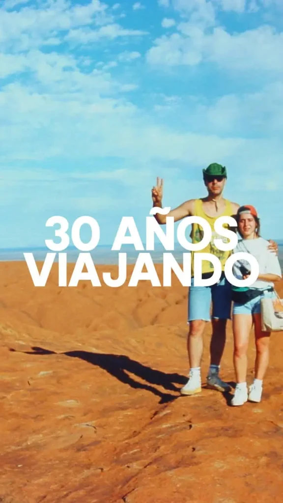 Héctor Navarro Buil de Mi baúl de blogs y Marta Egea Ros en la cima de Uluru Australia