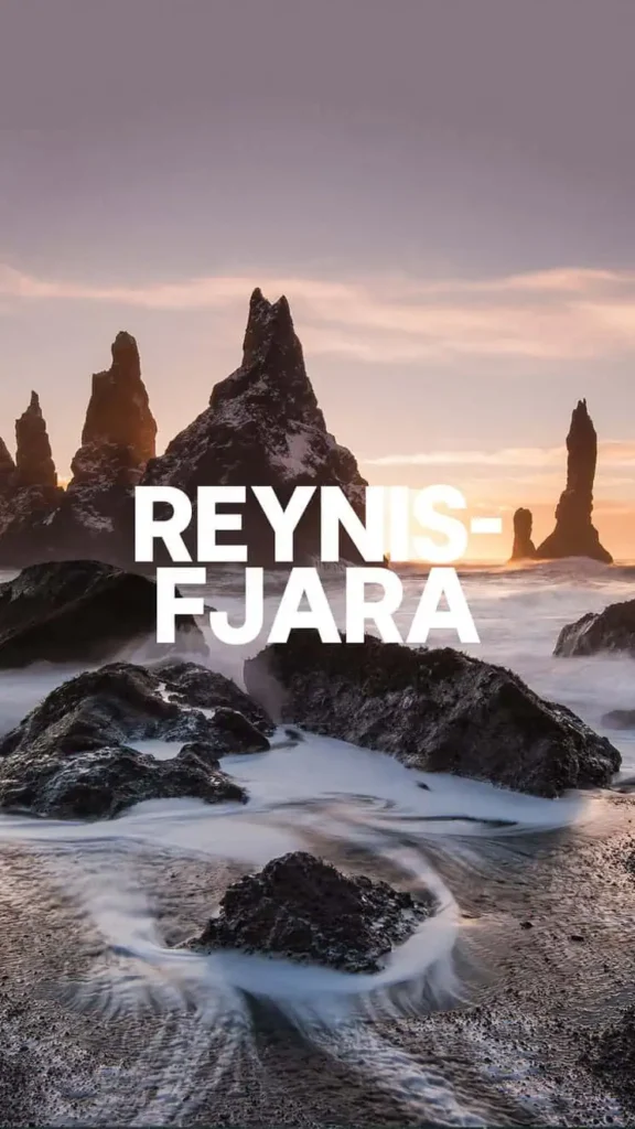 mar rompiendo en rocas en la playa negra de Reynisfjara
