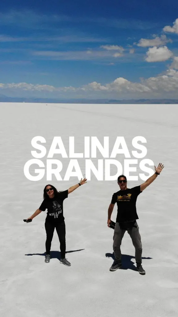 pareja saludando al drone desde Salinas Grandes de Argentina