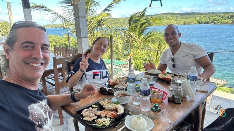 Hector Navarro de Mi baul de Blogs y Marta en el restaurante Los Prada de Cienfuegos