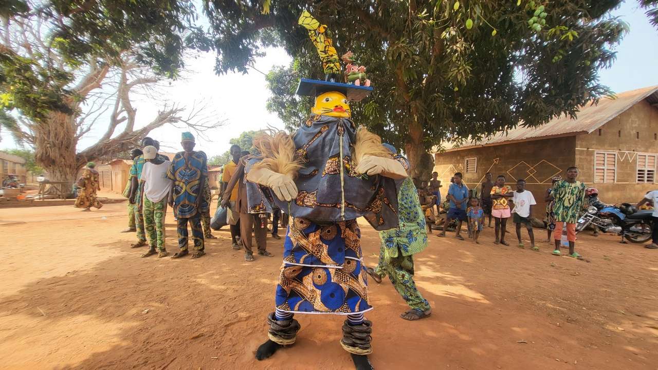 Danzas y Baile de máscaras de la ceremonia Gelede en Benín