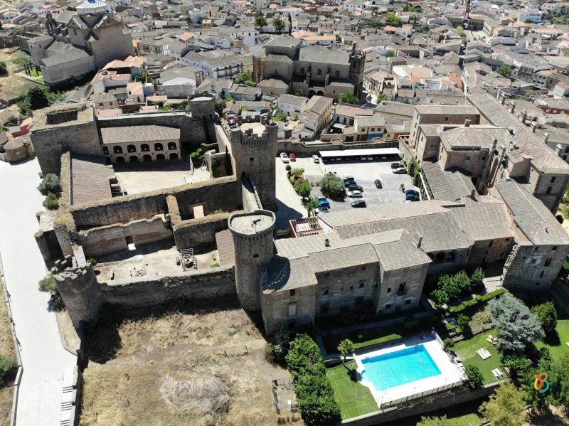 Parador nacional de Oropesa desde el Drone con vista de la piscina