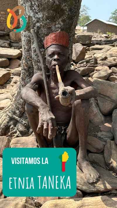 Hechicero con pipa sagrada de la etnia Taneka del norte de Benín
