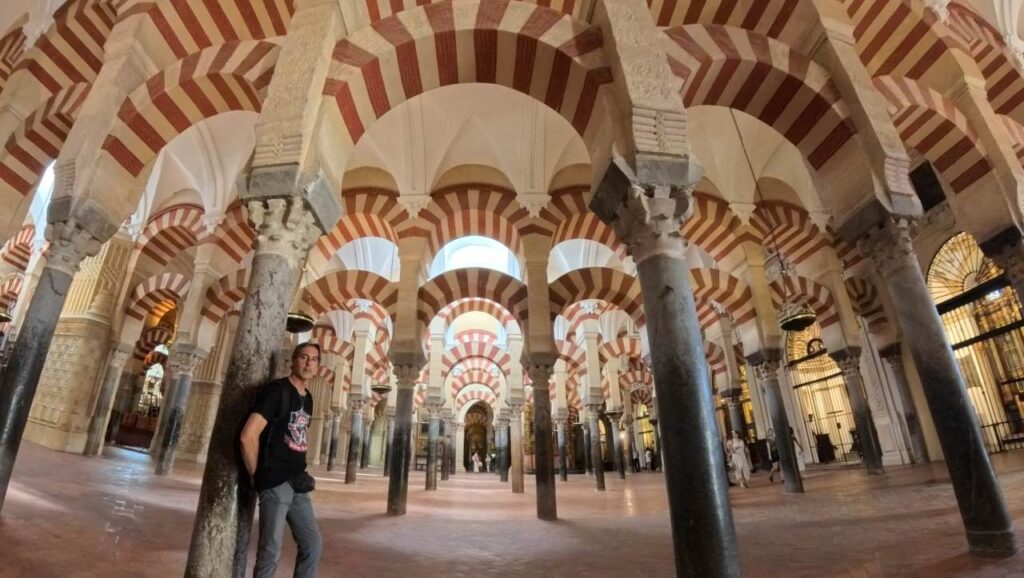 Los arcos de la mezquita de Córdoba, uno de los Lugares imprescindibles que ver en Córdoba