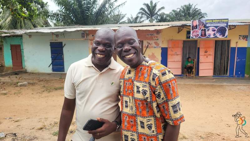 Assou y su hermano gemelo en Benín