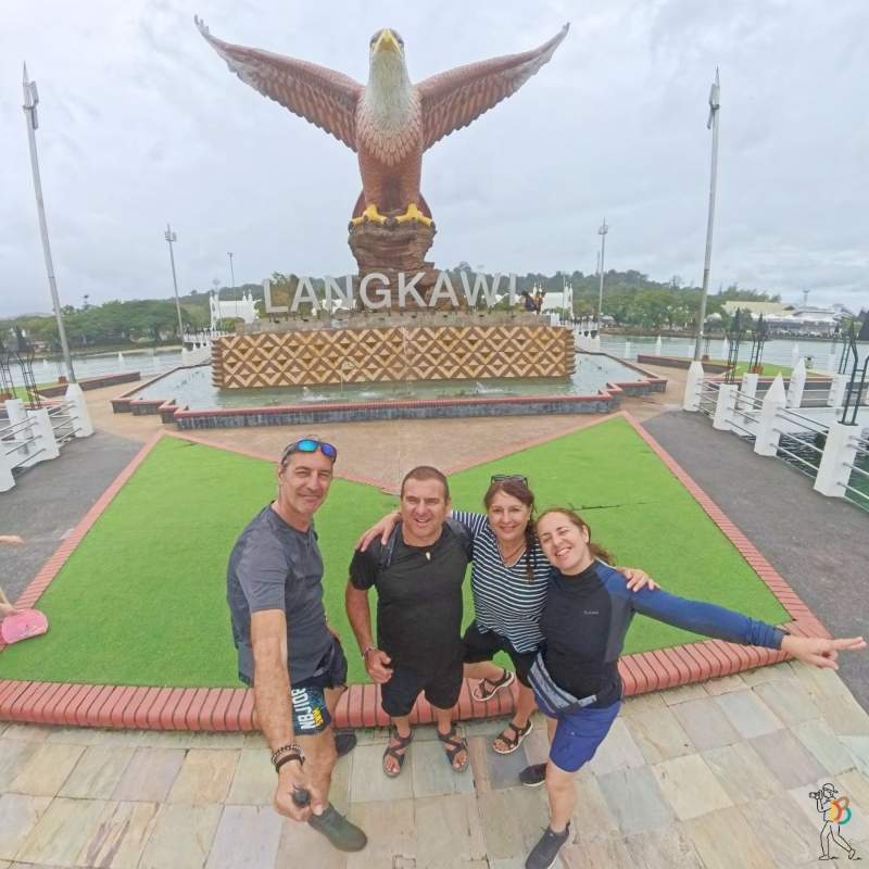 Eagle Square de Langkawi con la estatua del águila gigante frente al mar