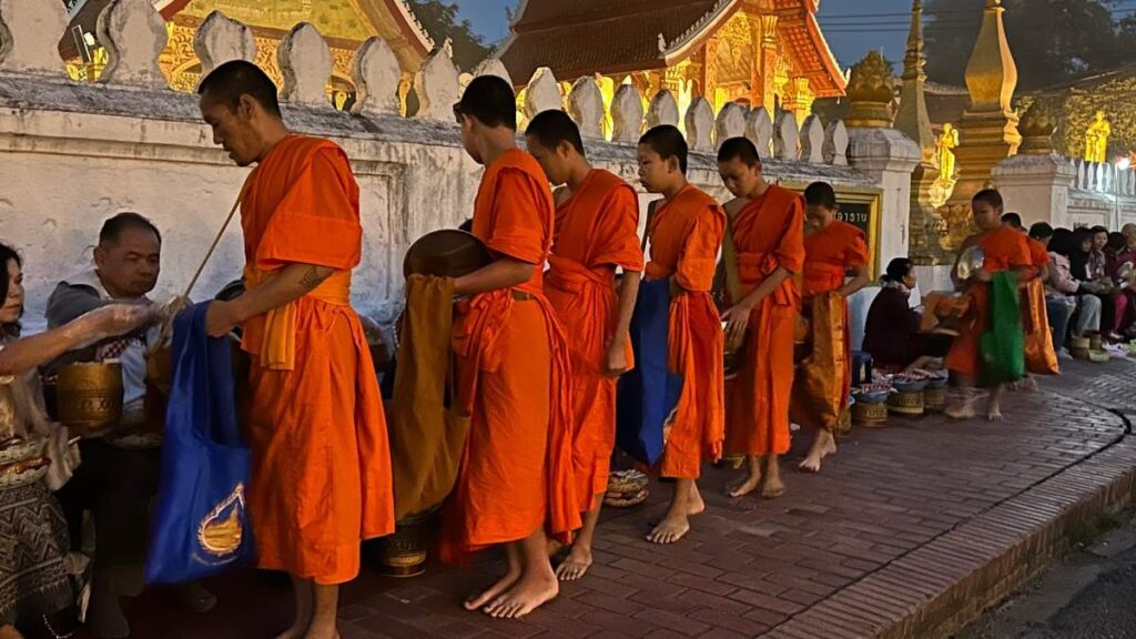 Ceremonia del Tak bak de ofrendas a los monjes en Luang Prabang