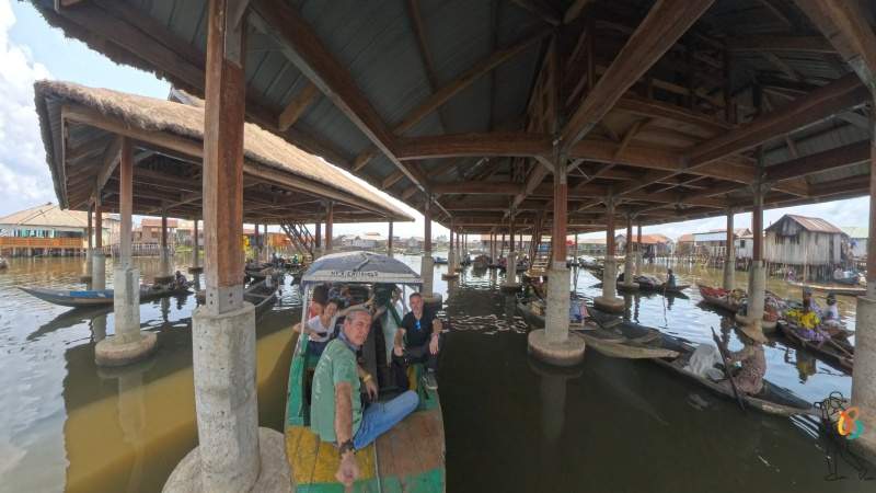 barca en Ganvié de Benín