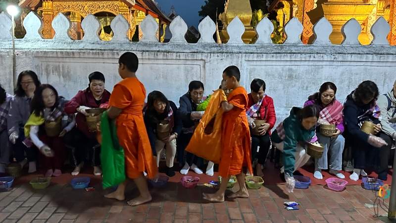 Monjes en Laos recogiendo ofrendas