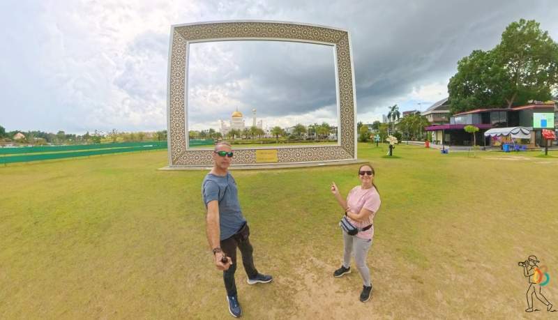 mezquita de Brunei tras el marco gigante