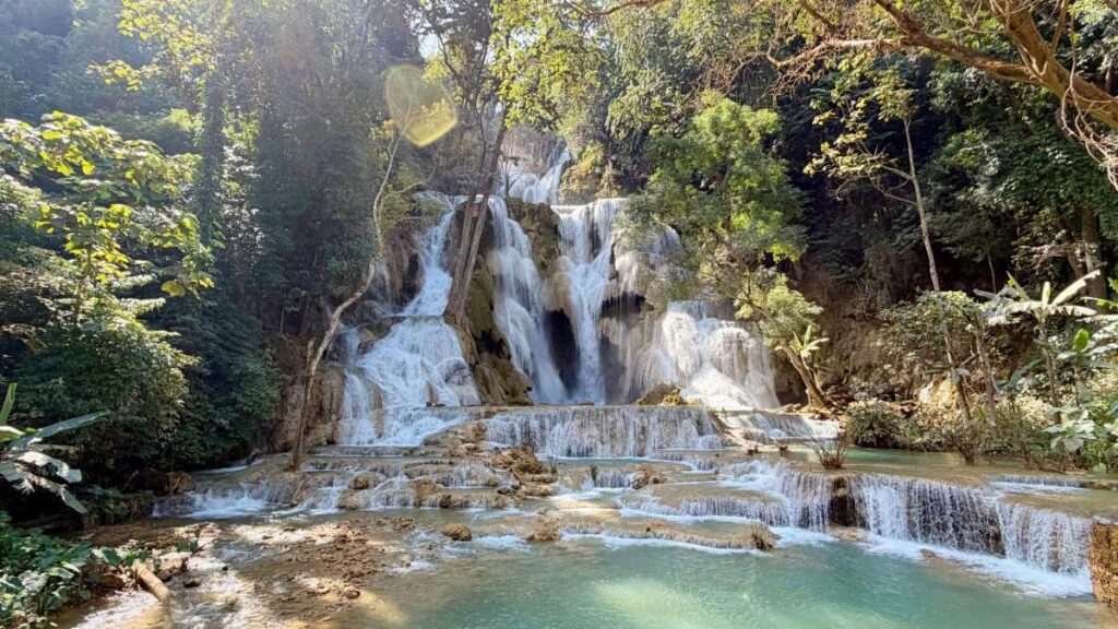 cascada principal de kuang si falls en Laos laos