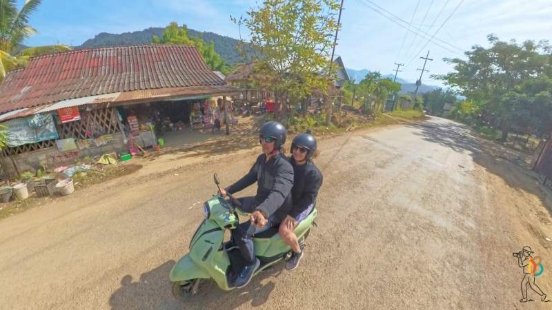 En moto por los alrededores de Luang prabang