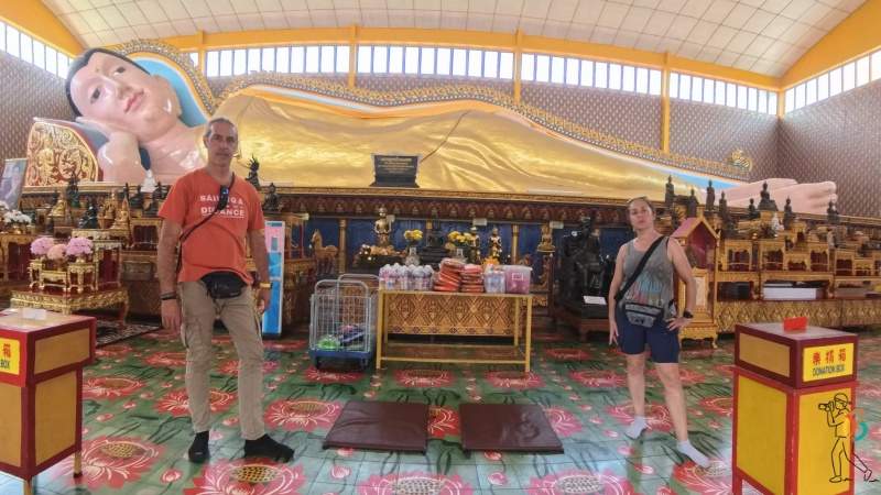 buda reclinado en el templo de wat chaiya mangalaram