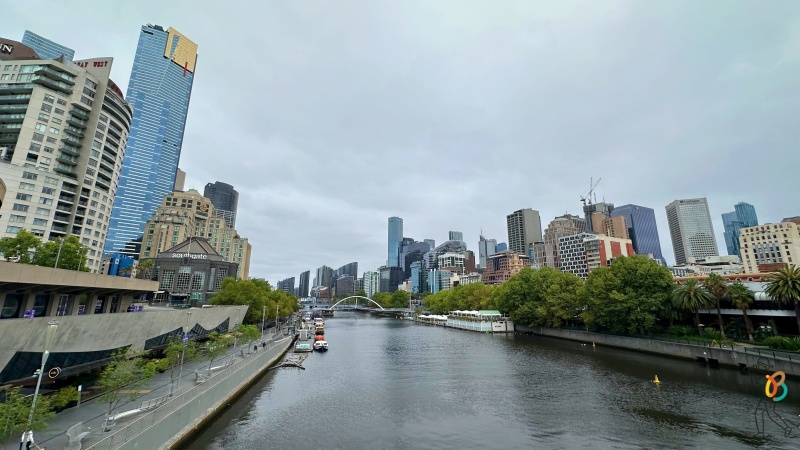 eureka tower junto al río Yarra